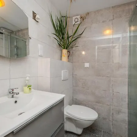 Dom Pod Grusza بيت للعطل *